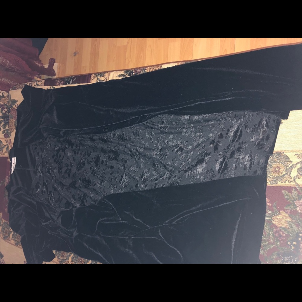 Black velvet dress size 22 new without tag